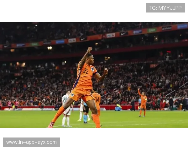 国米邓弗里斯头球发力,皮球坠入网内:从传中到致胜的一记瞬间 国米邓弗里斯头球发力,皮球坠入网内:从传中到致胜的一记瞬间