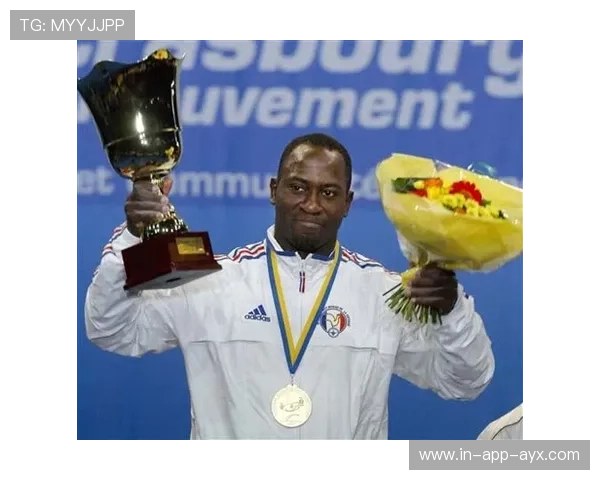 举重冠军领奖把奖杯举断