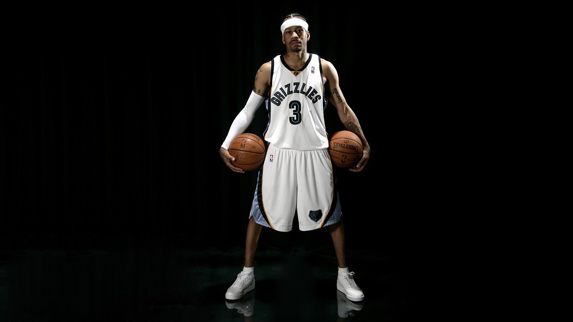 飞身救球的拼命：扑出场外，球救回来了，nba飞身救球